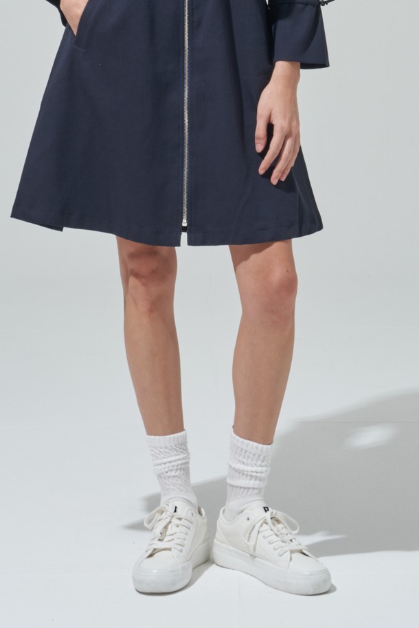 **[BLUDOT] 시스루 쿠션 양말**은 스포츠, 골프, 러닝 등 활동적인 TPO에 적합한 양말입니다. 시스루 디자인과 골지 패턴이 돋보이며, 화이트와 그레이 두 가지 색상으로 제공됩니다. 발바닥 쿠션 처리와 무릎 아래 기장의 루즈핏으로 편안함을 선사하며, 면, 폴리에스테르, 폴리우레탄 혼방 소재로 제작되었습니다. 특히, 테이블 니트 구조로 내구성을 높였으며, 스포티, 캐주얼, 미니멀 스타일을 즐겨 입는 분들께 추천합니다. 로고 라벨 디테일이 포인트로 더해졌습니다.
