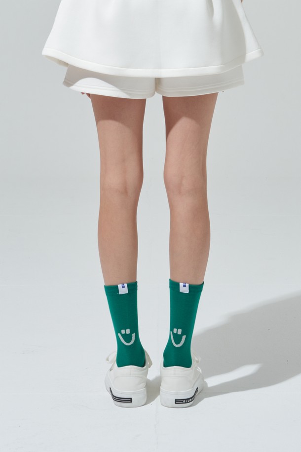 [BLUDOT] 그린 스마일 양말_GN은 캐주얼, 미니멀 스타일의 산책룩에 잘 어울리는 양말입니다. 면, 폴리에스테르, 폴리우레탄 혼방 소재로 제작되어 편안한 착용감을 제공합니다. 뒷면에는 스마일 포인트 디자인이, 양말 끝 부분에는 로고 라벨 디테일이 있어 포인트를 더했습니다. 무릎 아래 기장으로 디자인되어 다양한 스타일 연출이 가능합니다. 그린 컬러의 양말로 산뜻하고 개성 있는 룩을 완성해보세요.
