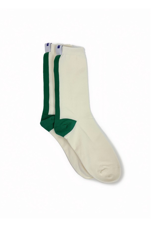 [BLUDOT] 그린 1줄 스트라이프 양말_IV는 아이보리 바탕에 그린 1줄 스트라이프 패턴이 돋보이는 양말입니다. 면, 폴리에스테르, 폴리우레탄 혼방 소재로 제작되어 신축성이 뛰어나 편안한 착용감을 제공합니다. 골프룩, 캐주얼, 스포티, 미니멀 스타일 연출에 적합하며, 무릎 아래 기장으로 디자인되었습니다. 로고 라벨 디테일이 있으며, 일상생활과 골프 활동 시 모두 활용할 수 있습니다.
