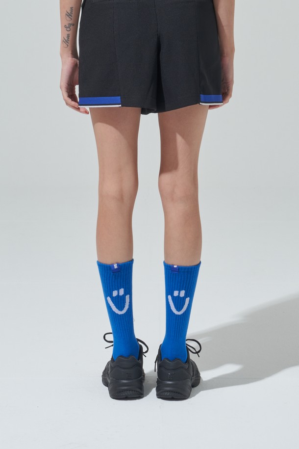 [BLUDOT] 블루 스마일 양말_BL은 골프룩과 캐주얼, 스포티 스타일을 위한 양말입니다. 면과 스판덱스 혼방 소재로 제작되어 신축성이 뛰어나 편안한 착용감을 제공합니다. 파란색 바탕에 스마일 프린트가 귀엽게 디자인되었으며, 얇은 두께로 제작되어 시원하게 신을 수 있습니다. 스포츠 양말 스타일로 일상생활 및 골프 활동 시 활용하기 좋습니다. 개성 있는 캐릭터 디자인으로 포인트를 더했습니다.
