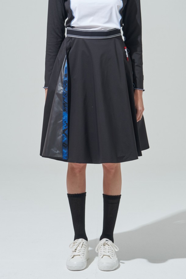 [BLUDOT] 레이어드 레인 스커트는 여성 골프룩을 위한 스포티하고 미니멀한 디자인의 스커트입니다. 봄, 여름, 가을 계절에 적합하며, 얇고 부드러운 나일론과 폴리에스테르 혼방 소재로 제작되어 편안한 착용감을 제공합니다. A라인 핏과 무지 패턴의 레이어드 디자인이 특징이며, 생활 방수 및 방수 기능을 갖춰 갑작스러운 날씨 변화에도 쾌적하게 라운딩을 즐길 수 있습니다. 골프웨어로서 활동성을 높여주는 레귤러 핏을 자랑합니다.
