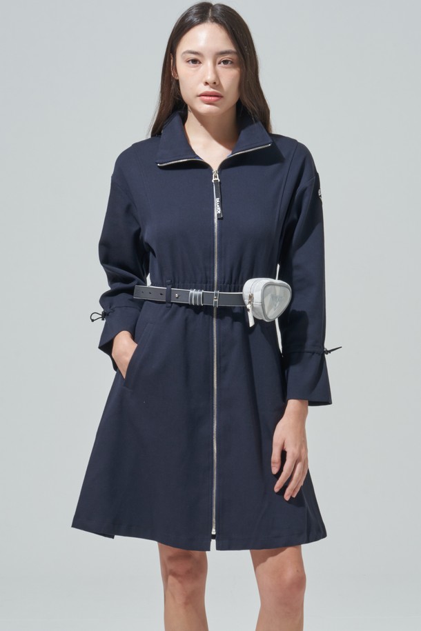 [BLUDOT] 풀집업 스포츠 원피스는 라운딩 또는 가벼운 스포츠 활동에 적합한 여성 스포츠 원피스입니다. 네이비 컬러의 무지 디자인으로, 벨트 디테일과 포켓이 있어 활동성과 스타일을 동시에 잡았습니다. 신축성이 뛰어난 폴리에스테르 소재로 제작되었으며, 봄, 가을 시즌에 착용하기 좋습니다. A라인 핏과 긴소매, 집업 네크라인으로 편안하고 스포티한 스타일을 연출합니다.
