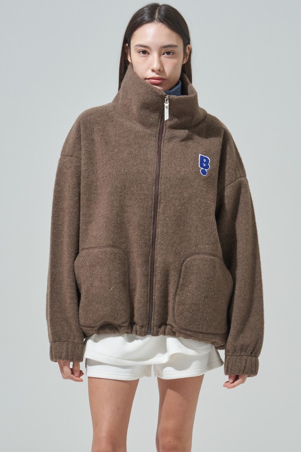 [BLUDOT] 오버핏 울 플리스 아우터_BR는 부드러운 촉감의 울 플리스 소재로 제작된 여성 플리스 재킷입니다. 브라운 컬러의 무지 디자인으로 캐주얼, 스포티, 미니멀 스타일을 연출하기 좋습니다. 오버핏 크롭 기장으로 편안한 착용감을 제공하며, 골프룩 또는 일상복으로 활용 가능합니다. 긴소매와 집업 여밈 방식, 포켓 디테일이 특징이며 가을, 겨울 시즌에 따뜻하게 입을 수 있습니다.
