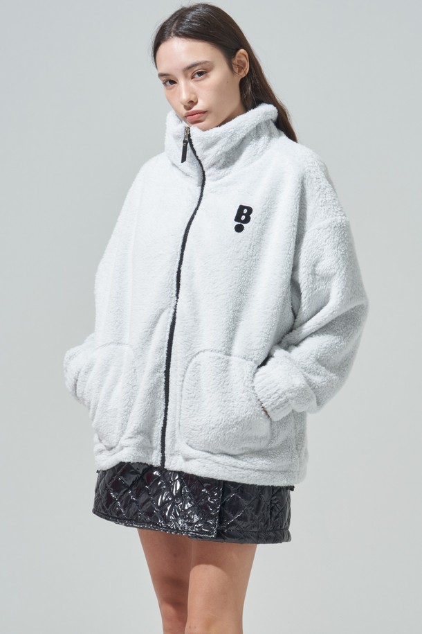 [BLUDOT] 오버핏 플리스 아우터는 여성 골프룩, 일상복으로 활용 가능한 플리스 재킷입니다. 포근하고 부드러운 플리스 소재로 제작되어 가을, 겨울철 따뜻하게 착용할 수 있습니다. 스포티하면서도 캐주얼한 무드를 연출하며, 무지 디자인과 하이넥, 스탠드 칼라 디테일이 특징입니다. 크롭 기장의 오버핏으로 트렌디한 스타일을 제공하며, 집업 여밈 방식과 긴 소매 기장으로 활동성을 높였습니다. 색상은 화이트이며, 두께감 있는 플리스 소재로 보온성을 강화했습니다.
