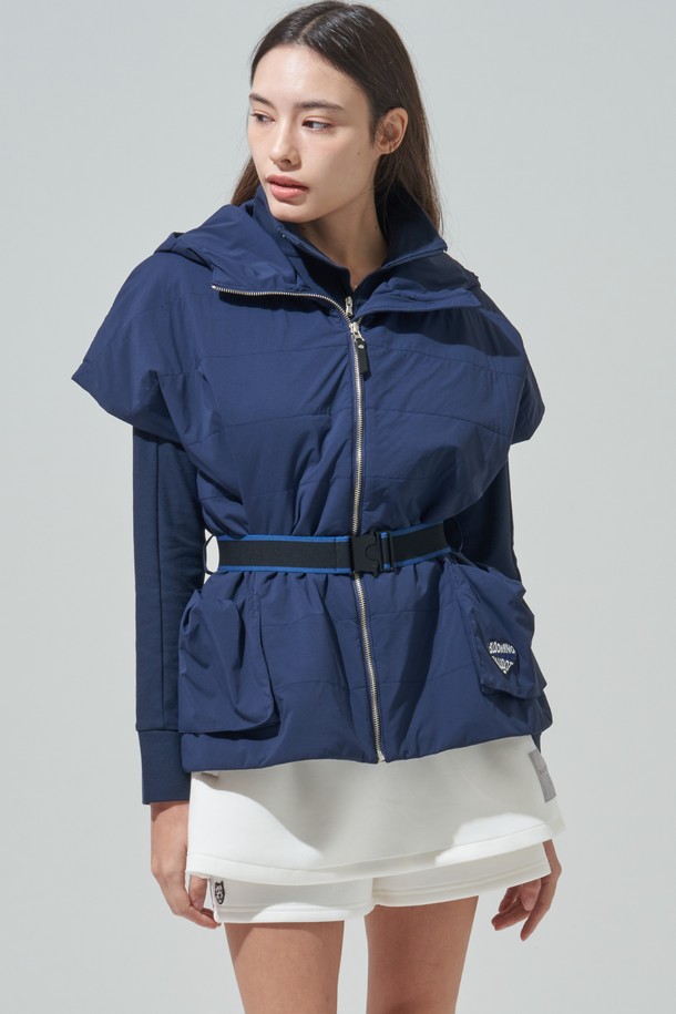 [BLUDOT] 오버핏 패딩 베스트는 가을, 겨울 시즌 여성 골프룩과 일상룩에 모두 활용하기 좋은 아우터입니다. 네이비 컬러의 무지 디자인에 부드러운 나일론 소재를 사용하여 편안한 착용감을 선사합니다. 두꺼운 두께감과 보온 기능을 갖춘 패딩 안감으로 추운 날씨에도 따뜻하게 몸을 보호해 줍니다. 오버핏, 크롭 기장의 집업 스타일로 스포티, 캐주얼, 미니멀 무드를 연출하며, 포켓 디테일로 실용성을 더했습니다. 민소매 디자인으로 활동성을 높인 패딩 베스트입니다.
