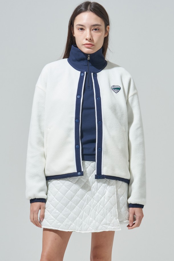 [BLUDOT] 플리스 윈드브레이커 리버서블 아우터_IV는 여성용으로, 아이보리 및 네이비 두 가지 색상으로 제공됩니다. 봄, 가을 시즌에 적합하며, 골프 및 일상생활에서 스포티하고 캐주얼한 스타일을 연출할 수 있습니다. 부드러운 플리스 소재로 제작되어 두꺼운 두께감을 자랑하며, 긴 소매와 레귤러핏으로 편안한 착용감을 선사합니다. 무지 패턴에 집업 여밈 방식, 로고 디테일이 돋보이는 리버서블 아우터입니다.
