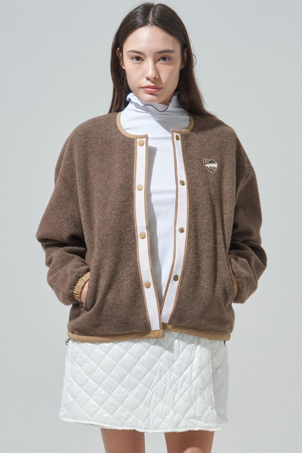 **[BLUDOT] 울 플리스 윈드브레이커 리버서블 아우터_BR**는 여성용 윈드브레이커입니다. 브라운과 네이비 두 가지 색상으로 제공되며, 가을과 겨울에 따뜻하게 착용할 수 있습니다. 울과 플리스 소재로 제작되어 부드러운 촉감과 두꺼운 두께감을 자랑하며, 방풍 및 보온 기능을 갖췄습니다. 리버서블 디자인으로 다양한 스타일 연출이 가능하며, 니트 밴딩과 스트링/스토퍼 디테일이 돋보입니다. 루즈핏으로 편안하게 착용할 수 있어 골프룩과 캐주얼, 스포티한 스타일 모두 소화 가능합니다.
