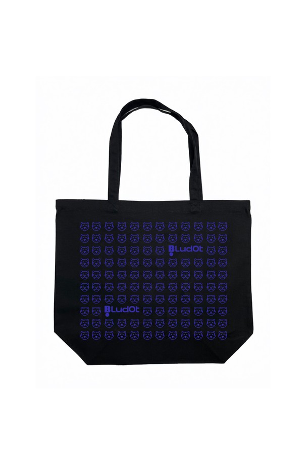 [BLUDOT] 타이거 그래픽 캔버스 에코백 라지입니다. 캔버스 소재의 넉넉한 라지 사이즈로, 블랙과 퍼플 두 가지 컬러로 출시되었습니다. 호랑이 그래픽과 로고 패턴이 돋보이며, 사각 형태에 오픈형으로 디자인되었습니다. 양면 손잡이가 있어 편리하며, 캐주얼, 미니멀, 스트리트 스타일의 여행룩, 산책룩, 휴가룩에 잘 어울립니다.
