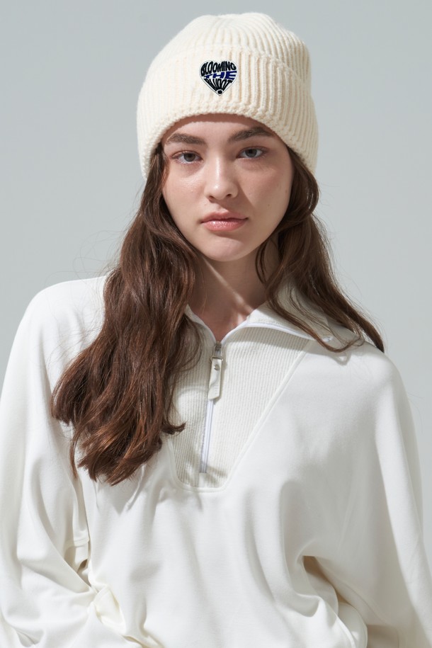 [BLUDOT] 하트 와펜 포인트 니트 비니는 부드러운 니트 소재로 제작되어 가을, 겨울철 따뜻하게 착용할 수 있는 비니입니다. 심플한 디자인에 하트 그래픽 패치 와펜으로 포인트를 주어 캐주얼하면서도 미니멀한 스타일을 연출합니다. 공용으로 착용 가능하며, 화이트와 아이보리 두 가지 색상으로 출시되어 골프룩, 일상룩 등 다양한 TPO에 활용하기 좋습니다. 중간 두께감으로 편안한 착용감을 선사하며 부드러운 촉감이 특징입니다.
