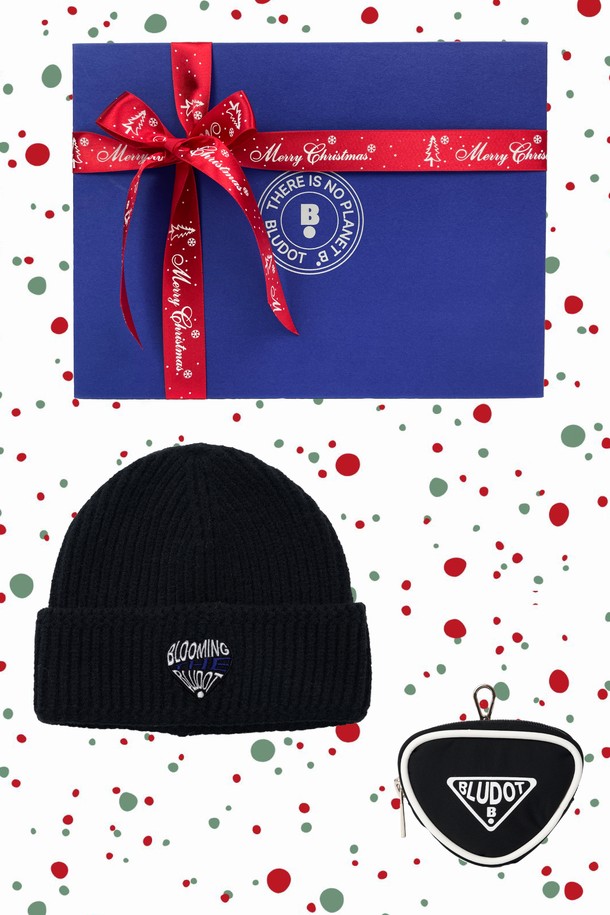 [BLUDOT] 블루닷 하트 비니 + 삼각 볼케이스 세트_BK는 골프룩, 캐주얼, 미니멀, 클래식 스타일에 잘 어울리는 모자입니다. 부드러운 니트 소재로 제작되었으며, 가을, 겨울 시즌에 착용하기 좋습니다. 깊은 모자 깊이와 두꺼운 두께로 보온성을 높였으며, 하트 패턴과 로고 디자인이 돋보입니다. 함께 구성된 삼각 볼케이스는 실용성을 더합니다. 블랙 컬러로 어떤 의상에도 매치하기 용이합니다.
