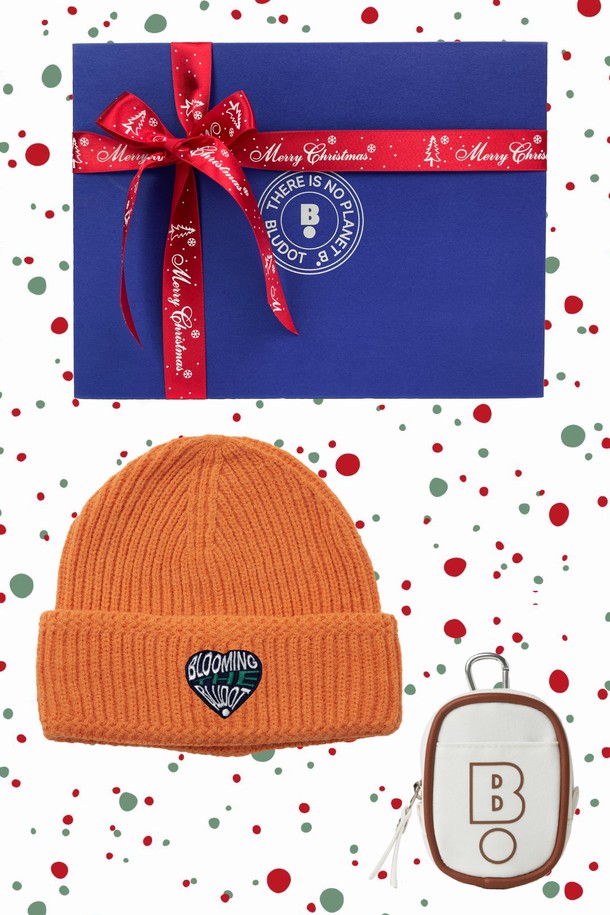 **[BLUDOT] 블루닷 하트 비니 + 볼케이스 세트_OR**는 골프룩 연출에 적합한, 캐주얼하고 미니멀한 스타일의 비니 세트입니다. 오렌지 컬러의 니트 소재로 제작되어 가을, 겨울 시즌에 따뜻하게 착용할 수 있으며 부드러운 촉감을 선사합니다. 일반적인 모자 깊이에 두꺼운 두께감으로 보온성을 높였으며, 하트 패턴과 로고 패치가 디자인 포인트입니다. 비니와 함께 볼케이스가 세트로 구성되어 실용성을 더했습니다.
