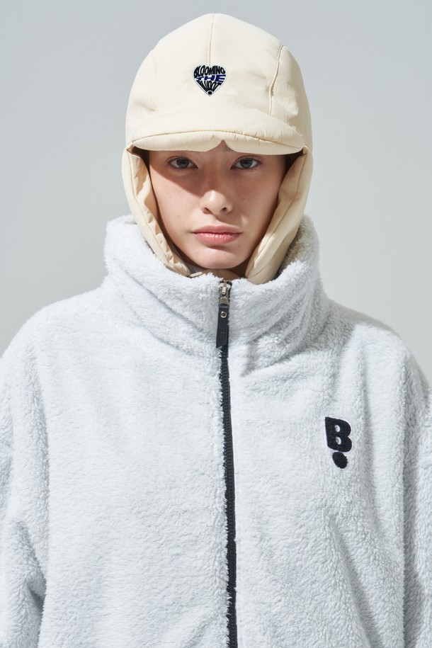 [BLUDOT] 하트 와펜 패딩 트루퍼햇은 겨울철 골프 라운딩과 일상에서 스타일리시하게 착용할 수 있는 모자입니다. 부드러운 폴리에스테르 소재에 두꺼운 패딩 충전재를 사용하여 보온성을 높였으며, 깊은 모자 깊이와 중간 챙 넓이로 편안한 착용감을 제공합니다. 귀덮개가 있어 찬 바람으로부터 얼굴과 귀를 보호해주며, 하트 와펜 장식이 캐주얼하면서도 미니멀한 포인트를 더합니다. 화이트 컬러로 다양한 의상에 매치하기 용이하며, 골프룩에 돋보이는 스타일을 연출할 수 있습니다.
