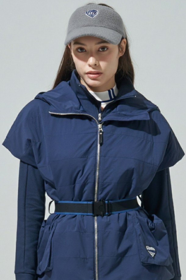 [BLUDOT] 니트 썬바이저는 가을, 겨울 시즌 골프 및 일상생활에서 스타일리시하게 착용할 수 있는 여성용 썬바이저입니다. 부드럽고 포근한 촉감의 아크릴, 폴리에스테르, 니트 혼방 소재로 제작되어 보온성을 제공합니다. 블랙(BK)과 그린(GN) 2가지 색상으로 출시되었으며, 무지 디자인에 와펜 장식으로 포인트를 더했습니다. 모자 깊이는 약 11cm이며, 클래식, 미니멀, 캐주얼 스타일의 골프룩에 잘 어울립니다.
