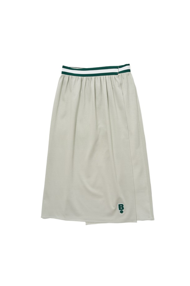 부드러운 면 소재로 제작되어 편안한 착용감을 선사하는 '테이프 포인트 샤워 랩가운'입니다. 얇은 두께감과 랩 스타일, 스트랩리스 튜브탑 디자인으로 샤워 후 간편하게 걸치거나 집콕룩, 휴가룩, 리조트 룩으로 활용하기 좋습니다. 미디엄 기장으로 활동성을 높였으며, 은은한 민트, 화이트 컬러에 테이프 포인트 디자인으로 포인트를 더했습니다. 흡수성이 뛰어나 샤워 후 쾌적함을 유지하며, 미니멀, 캐주얼 스타일을 연출하기에 좋습니다.
