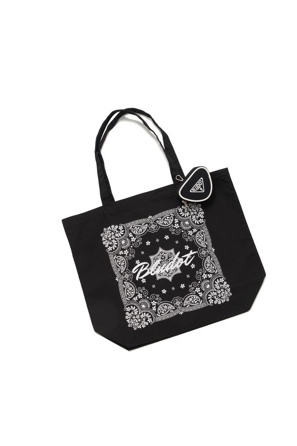 블루닷 블랙 에코백+삼각 볼케이스 세트_BW는 캔버스 소재의 라지 사이즈 에코백과 삼각 볼케이스로 구성된 세트 상품입니다. 블랙과 화이트 컬러의 로고 패턴이 특징이며, 오픈형 디자인으로 편리하게 사용할 수 있습니다. 일상생활에서 쇼핑룩이나 동네 마실룩에 어울리는 캐주얼, 미니멀, 클래식 스타일의 가방입니다. 선물용 기프트팩으로도 활용 가능하며 반다나 디자인이 적용되어 개성 있는 연출을 돕습니다.
