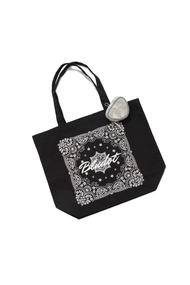 블루닷 블랙 에코백+삼각 볼케이스 세트_GG는 면과 나일론 혼방 소재로 제작된 라지 사이즈의 에코백 세트입니다. 블랙과 그레이 컬러, 반다나와 로고 패턴이 돋보이며, 넉넉한 수납 공간으로 일상생활에서 활용하기 좋습니다. 사각 형태에 오픈형 잠금 방식으로 편리하며, 삼각 볼케이스가 함께 구성되어 실용성을 더합니다. 동네 마실룩, 쇼핑룩, 여행룩 등 다양한 TPO에 어울리며, 캐주얼, 미니멀, 스트리트 스타일을 즐기는 분들께 추천합니다. 선물용 기프트팩으로도 손색없는 아이템입니다.
