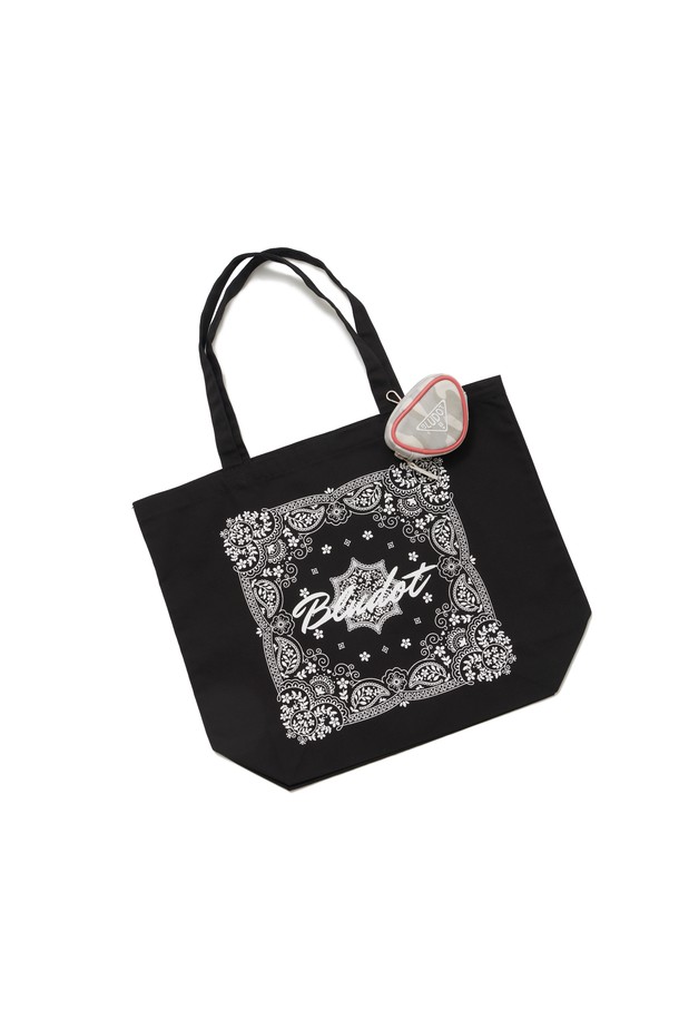 블루닷 블랙 에코백+삼각 볼케이스 세트는 캐주얼 스타일을 위한 실용적인 선물 세트입니다. 면과 나일론 혼방 소재의 라지 사이즈 블랙 에코백은 반다나 로고 패턴과 로고 디자인으로 포인트를 더했습니다. 사각 모양의 에코백은 넉넉한 수납력을 제공하며, 함께 구성된 볼케이스는 소지품을 안전하게 보관할 수 있도록 돕습니다. 쇼핑룩에 잘 어울리며, 미니멀하고 스트리트 스타일을 선호하는 분들께 추천합니다. 선물 패키지로 구성되어 있어 더욱 특별한 가치를 더합니다.
