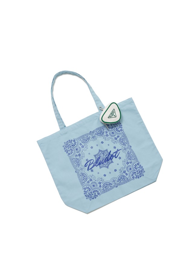 블루닷 블루 에코백+삼각 볼케이스 세트_WE는 캔버스 소재의 라지 사이즈 에코백과 삼각 볼케이스로 구성된 세트입니다. 화이트 컬러에 반다나 및 로고 패턴, 캐주얼한 디자인으로 일상에서 편안하게 사용할 수 있습니다. 동네 마실룩, 쇼핑룩에 잘 어울리며 미니멀하고 캐주얼한 스타일을 연출하기 좋습니다. 캔버스 에코백은 넉넉한 수납 공간을 제공하여 실용성을 더합니다. 기프트팩으로도 활용 가능합니다.
