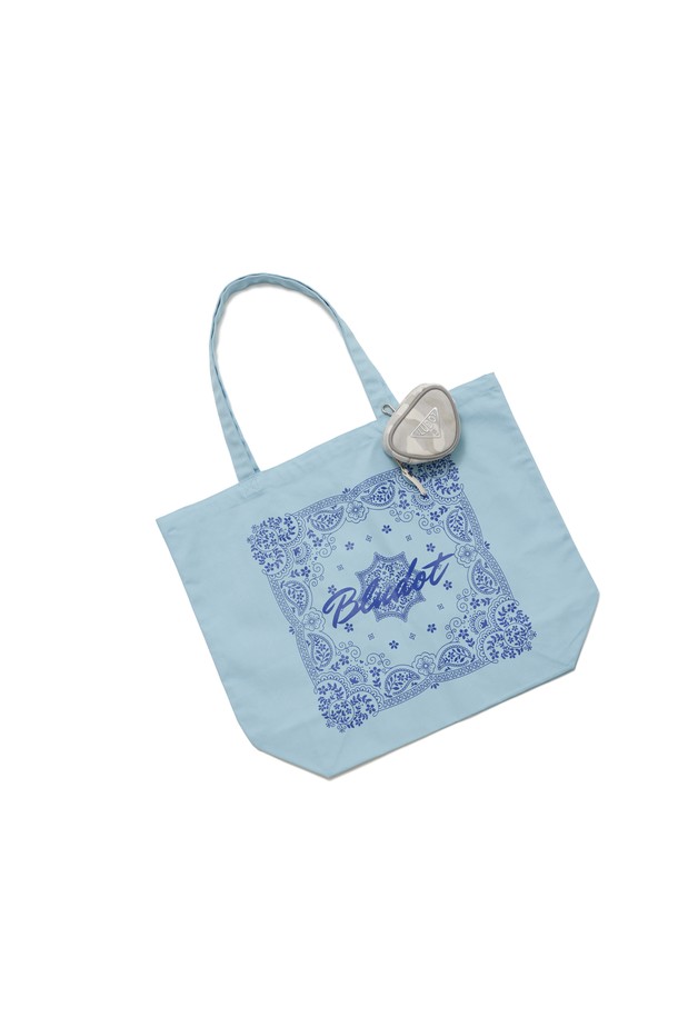 블루닷 블루 에코백+삼각 볼케이스 세트_GG는 스카이블루 컬러의 면, 나일론 혼방 소재로 제작된 라지 사이즈 에코백과 삼각 볼케이스 세트입니다. 사각 형태의 에코백은 오픈형으로, 반다나 및 로고 패턴 디자인과 로고 장식이 돋보입니다. "동네 마실룩", "쇼핑룩", "여행룩"에 어울리며, 캐주얼, 미니멀, 스트리트 스타일을 연출하기 좋습니다. 에코백과 볼케이스의 세트 구성으로 실용성을 더했으며, 선물용 기프트팩으로도 적합합니다.