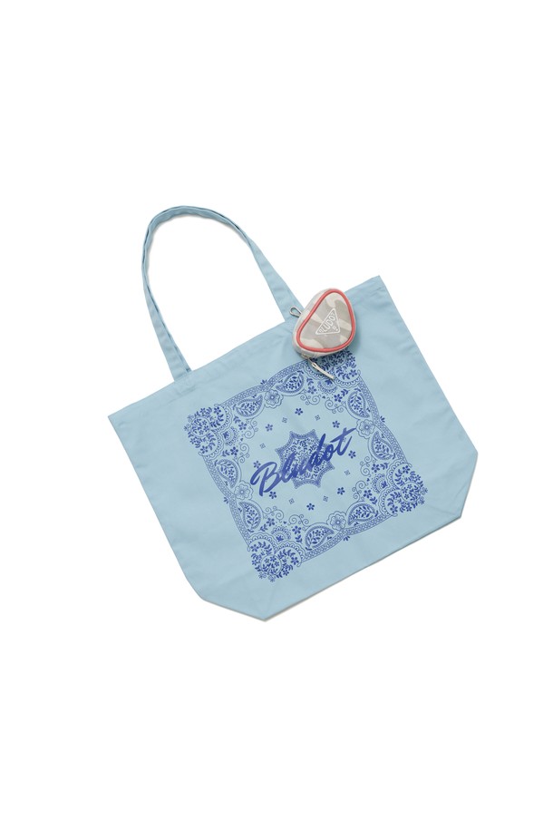 블루닷 블루 에코백+삼각 볼케이스 세트_GP는 캔버스 소재의 라지 사이즈 사각 에코백과 삼각 볼케이스로 구성된 세트입니다. 블루 컬러에 로고 패턴이 특징이며, 오픈형으로 제작되어 일상생활에서 편리하게 사용할 수 있습니다. '동네 마실룩'이나 '쇼핑룩'에 어울리는 캐주얼하고 미니멀한 스타일의 가방입니다. 선물용 기프트팩으로도 활용 가능하며, 에코백과 볼케이스를 함께 구성하여 실용성을 더했습니다.
