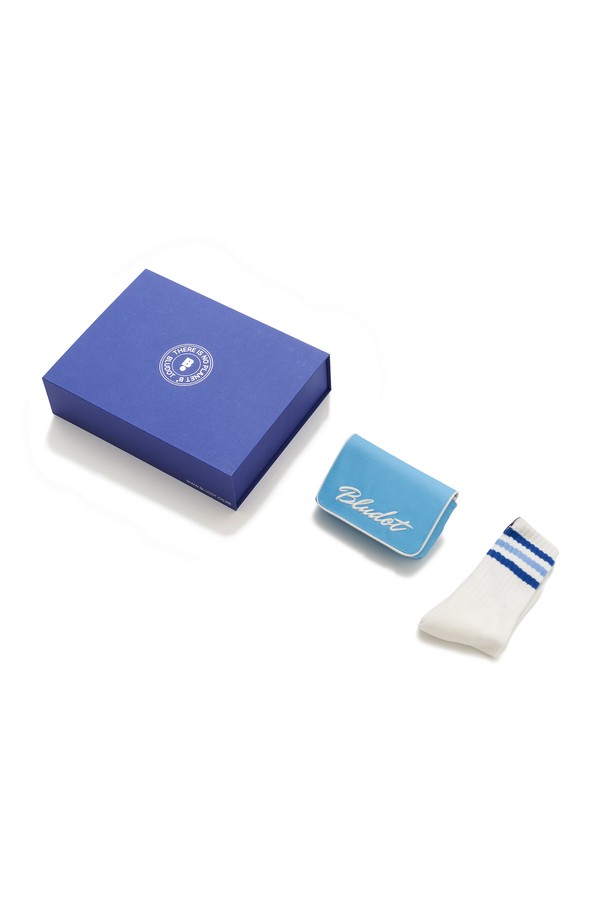 블루닷 벨트백+헤비웨이트 양말 세트_BL는 캐주얼, 미니멀, 스포티 스타일을 추구하는 분들을 위한 가방입니다. 넉넉한 수납력을 갖춘 미디엄 사이즈의 사각 형태 벨트백으로, 나일론 소재에 블루 컬러와 로고 패턴, 자수 디테일이 돋보입니다. 허리 사이즈 조절이 가능하며, 지퍼형 잠금 방식으로 내용물을 안전하게 보호합니다. 일상 및 골프룩에 활용하기 좋으며, 헤비웨이트 양말 세트 구성으로 실용성을 더했습니다. 선물용 패키지로도 준비되어 있습니다.
