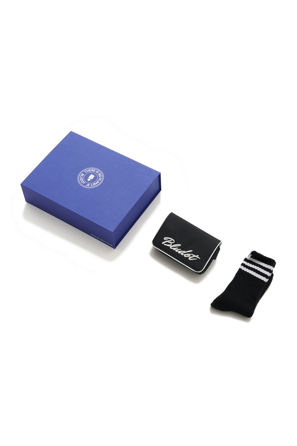 블루닷 벨트백+헤비웨이트 양말 세트_BK는 일상에서의 스타일을 완성해 줄 실용적인 구성입니다. 블랙 컬러의 미니 사이즈 블루닷 벨트백은 나일론 100% 겉감과 폴리에스터 100% 안감으로 제작되었으며, 로고와 타이포그래픽 자수 디테일이 특징입니다. 캐주얼, 미니멀, 시크 스타일을 추구하는 분들께 적합하며, 동네 마실룩이나 여행룩에 매치하기 좋습니다. 면 85%, 폴리에스터 5%, 폴리우레탄 10%의 헤비웨이트 양말이 함께 구성되어 더욱 편안한 착용감을 제공합니다. 선물용 기프트팩으로도 훌륭한 선택입니다.
