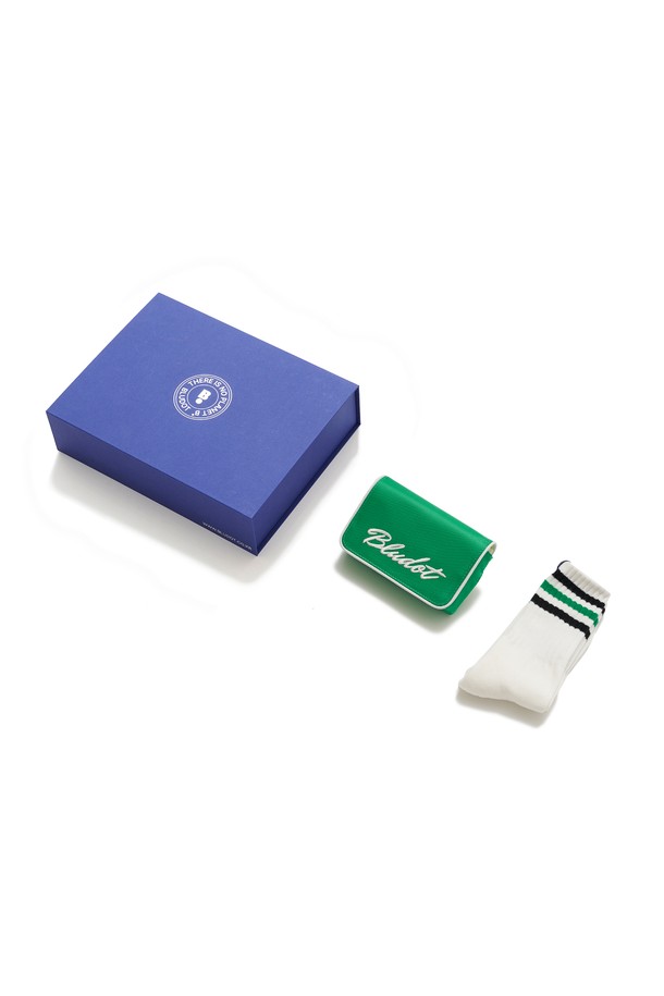 블루닷 벨트백과 헤비웨이트 양말 세트_GN은 캐주얼, 미니멀, 스트리트 스타일을 즐기는 분들을 위한 실용적인 세트 상품입니다. 그린 컬러의 사각형 벨트백은 나일론과 폴리에스테르 혼방 소재로 제작되었으며, 타이포그래픽 패턴과 자수 디테일이 돋보입니다. 가방 사이즈는 미디엄이며, 가로 15-16cm로 일상 용도로 적합합니다. 동네 마실룩, 산책룩에 편안하게 매치할 수 있으며, 선물용 기프트팩으로도 좋습니다. 면 85%, 폴리에스테르 5%, 폴리우레탄 10% 혼용의 헤비웨이트 양말이 함께 구성되어 실용성을 더했습니다.
