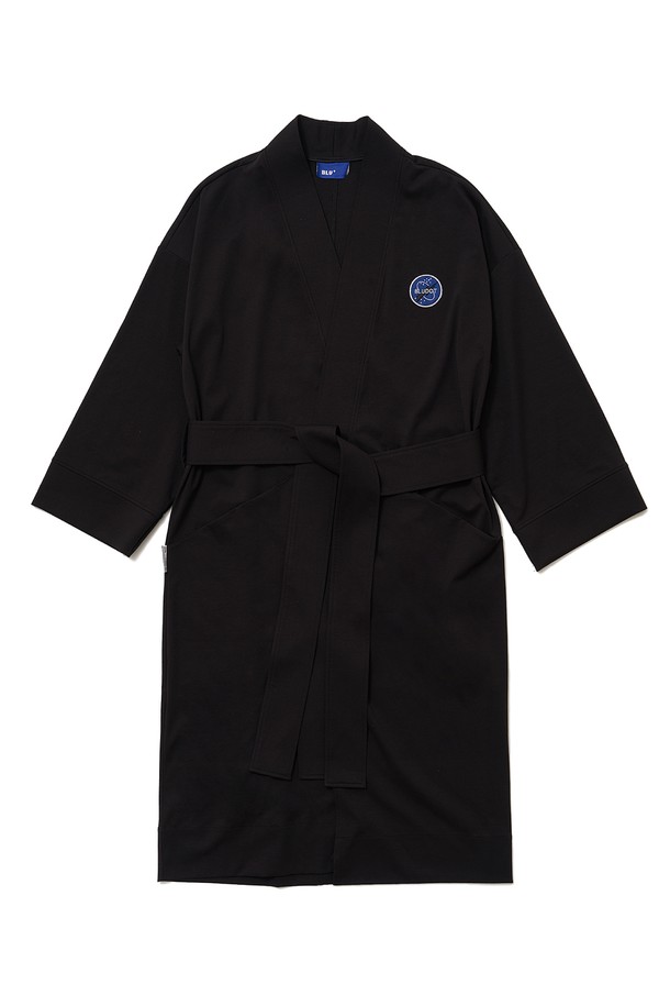 부드러운 면 소재의 코튼 와펜 샤워가운입니다. 넉넉한 루즈핏과 미디엄 기장으로 편안함을 선사하며, 벨트형 여밈 방식으로 간편하게 착용할 수 있습니다. 와펜 장식이 포인트로, 실내, 욕실 어디에서나 베이직하면서도 스타일리시하게 연출할 수 있습니다. 블랙 색상으로 어떤 룩에도 잘 어울리며, 사계절 내내 활용 가능한 실용적인 아이템입니다. 집콕룩, 휴가룩, 리조트룩 등 다양한 TPO에 미니멀, 캐주얼, 리조트 스타일을 더해보세요.

