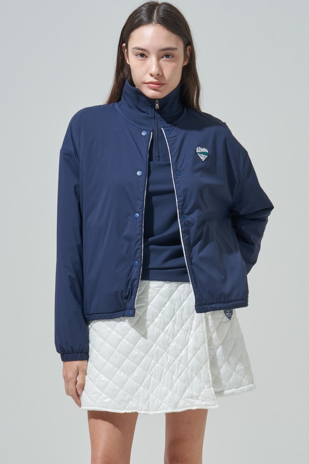 [BLUDOT] 플리스 윈드브레이커 리버서블 아우터_IV는 여성용으로, 아이보리 및 네이비 두 가지 색상으로 제공됩니다. 봄, 가을 시즌에 적합하며, 골프 및 일상생활에서 스포티하고 캐주얼한 스타일을 연출할 수 있습니다. 부드러운 플리스 소재로 제작되어 두꺼운 두께감을 자랑하며, 긴 소매와 레귤러핏으로 편안한 착용감을 선사합니다. 무지 패턴에 집업 여밈 방식, 로고 디테일이 돋보이는 리버서블 아우터입니다.
