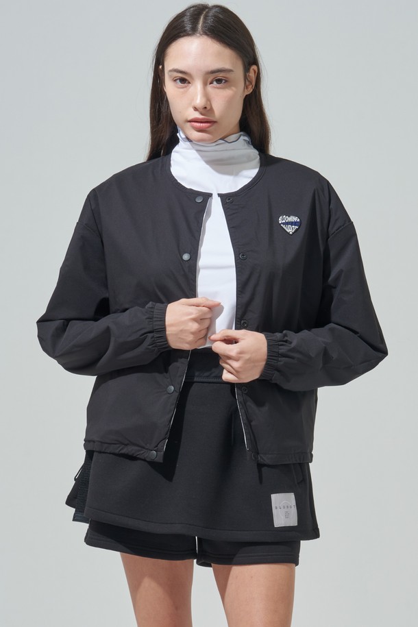 [BLUDOT] 카모 윈드브레이커 리버서블 아우터_BK는 여성 골프 및 일상복으로 활용 가능한 윈드브레이커입니다. 블랙 컬러의 나일론 소재로 제작되었으며, 봄, 가을에 착용하기 적합합니다. 스포티하고 캐주얼한 스타일을 연출할 수 있으며, 오버핏으로 편안한 착용감을 제공합니다. 카모 패턴과 리버서블 디자인으로 다양한 스타일을 연출할 수 있으며, 집업 방식으로 간편하게 착용 가능합니다. 방풍 기능과 경량성을 갖춰 활동적인 날씨에도 쾌적함을 유지해 줍니다.
