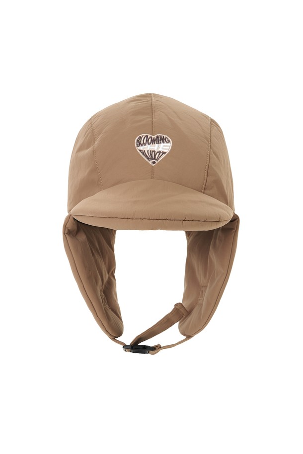 [BLUDOT] 하트 와펜 패딩 트루퍼햇은 따뜻함과 스타일을 모두 갖춘 겨울철 필수 아이템입니다. 부드러운 폴리에스터 소재와 두꺼운 패딩 충전재로 제작되어 뛰어난 보온성을 제공하며, 깊은 모자 깊이와 이어플랩 디자인으로 찬바람으로부터 얼굴과 귀를 보호합니다. 사랑스러운 하트 그래픽 패치가 돋보이는 캐주얼 & 클래식 스타일의 모자로, 특히 골프룩에 포인트를 더하기 좋습니다. [BLUDOT]만의 감각적인 디자인으로 겨울철 아웃도어 활동 시에도 따뜻하고 스타일리시하게 연출할 수 있습니다.
