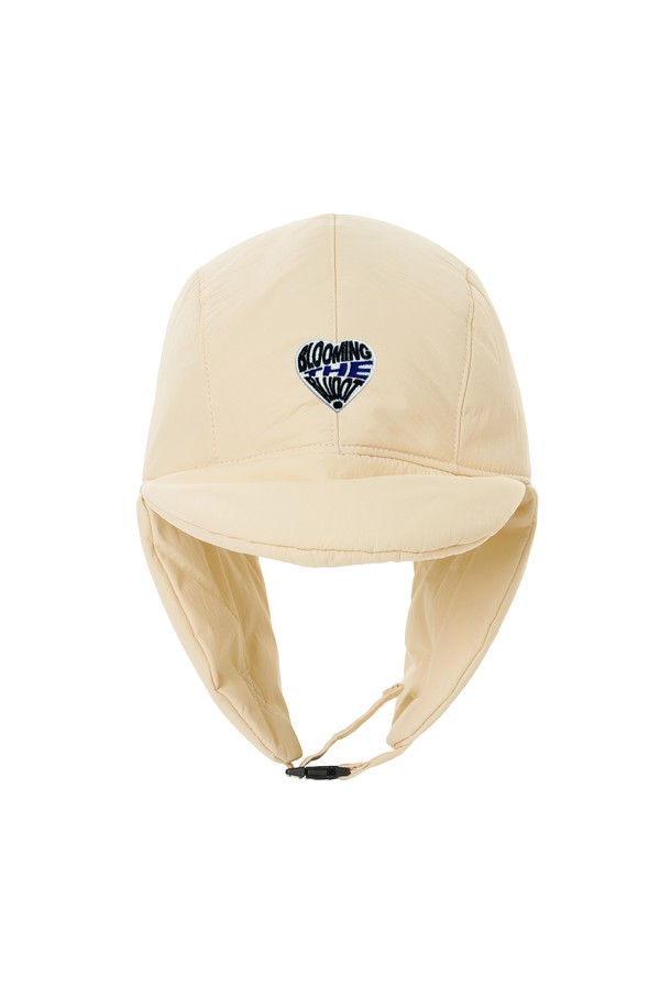 [BLUDOT] 하트 와펜 패딩 트루퍼햇은 겨울철 골프 라운딩과 일상에서 스타일리시하게 착용할 수 있는 모자입니다. 부드러운 폴리에스테르 소재에 두꺼운 패딩 충전재를 사용하여 보온성을 높였으며, 깊은 모자 깊이와 중간 챙 넓이로 편안한 착용감을 제공합니다. 귀덮개가 있어 찬 바람으로부터 얼굴과 귀를 보호해주며, 하트 와펜 장식이 캐주얼하면서도 미니멀한 포인트를 더합니다. 화이트 컬러로 다양한 의상에 매치하기 용이하며, 골프룩에 돋보이는 스타일을 연출할 수 있습니다.
