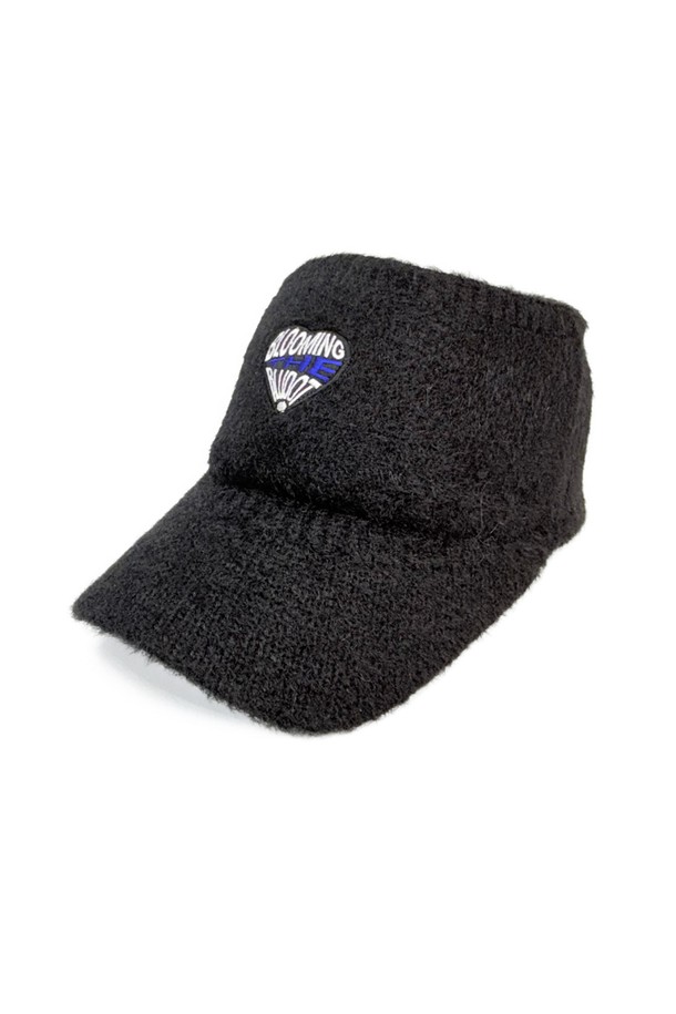 [BLUDOT] 니트 썬바이저는 여성용 모자로, 가을/겨울 시즌에 골프, 일상, 라운드 등 다양한 용도로 활용하기 좋습니다. 블랙(Black), EK, GVN 세 가지 색상으로 출시되었으며, 아크릴, 폴리에스테르, 니트 소재로 제작되어 부드럽고 포근한 촉감을 선사합니다. 이마 부분 높이 11cm로 편안한 착용감을 제공하며, 두꺼운 두께감으로 보온성을 높였습니다. 무지 또는 로고 패턴, 귀달이 디자인과 와펜 장식이 돋보이는 클래식, 캐주얼, 미니멀 스타일의 골프룩에 잘 어울리는 아이템입니다.
