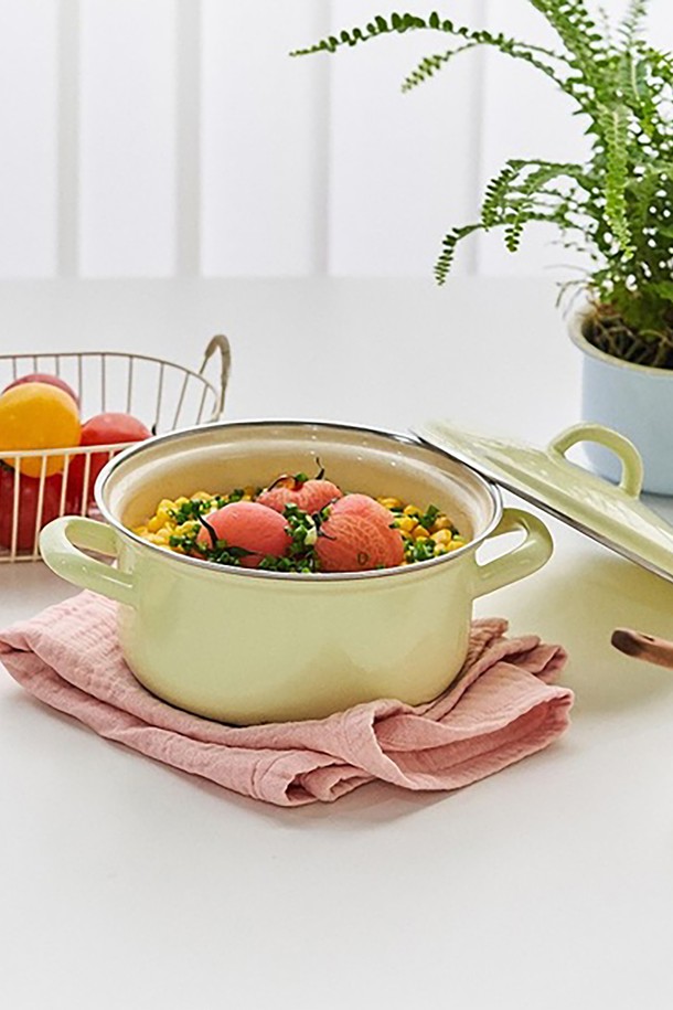 리스 번트 법랑 양수냄비 16cm은 주방 조리에 최적화된 법랑 양수냄비입니다. 번트 컬러의 세련된 디자인과 열전도율 및 보온성이 우수한 법랑 소재로 제작되었습니다. 인덕션, 오븐, 식기세척기 사용이 가능하며, 일체형 디자인과 3중 코팅, 녹방지 특수 코팅으로 내구성을 높였습니다. 손잡이 안쪽 공기 배출 기능이 있으며, 수작업 특성상 표면 기포, 색상 불균일, 테두리 불균형은 자연스러운 현상입니다.
