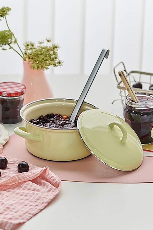 리스 번트 법랑 양수냄비 16cm은 주방 조리에 최적화된 법랑 양수냄비입니다. 번트 컬러의 세련된 디자인과 열전도율 및 보온성이 우수한 법랑 소재로 제작되었습니다. 인덕션, 오븐, 식기세척기 사용이 가능하며, 일체형 디자인과 3중 코팅, 녹방지 특수 코팅으로 내구성을 높였습니다. 손잡이 안쪽 공기 배출 기능이 있으며, 수작업 특성상 표면 기포, 색상 불균일, 테두리 불균형은 자연스러운 현상입니다.
