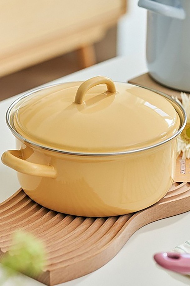 리스 번트 법랑 양수냄비 20cm은 따뜻하고 부드러운 느낌을 주는 베이지 색상의 무지 디자인으로, 주방에 은은한 파스텔톤 포인트를 더합니다. 20cm 크기에 2L 용량으로 다양한 요리에 활용 가능하며, 법랑과 스틸 소재로 제작되어 뛰어난 열전도율과 보온성을 자랑합니다. 3중 코팅과 위생적인 설계, 일체형 손잡이로 편의성을 높였으며, 바닥 블랙 코팅으로 내구성을 강화했습니다. 가스레인지, 인덕션, 오븐에서 사용 가능하며, 식기세척기 사용이 가능하여 간편하게 관리할 수 있습니다.
