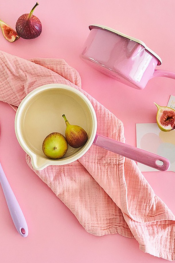 "리스 법랑 밀크 소스 팬" 12cm는 핑크 색상의 주방용품입니다. 법랑과 스틸 소재로 제작되었으며, 일체형 디자인과 이음새 없는 구조로 제작되어 위생적입니다. 가스레인지, 인덕션, 오븐, 식기세척기 사용이 가능하며, UV 차단, 항균, 보온 기능으로 실용성을 높였습니다. 3중 코팅으로 내구성을 강화했으며, 열전도율과 내열성이 우수합니다. 단, 전자레인지 사용은 불가하며, 제품 표면에 기포, 색상 불균일, 테두리 불균형이 있을 수 있습니다.
