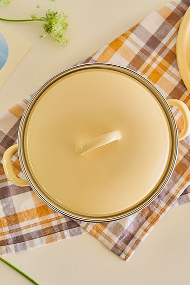 리스 번트 법랑 양수냄비 20cm은 따뜻하고 부드러운 느낌을 주는 베이지 색상의 무지 디자인으로, 주방에 은은한 파스텔톤 포인트를 더합니다. 20cm 크기에 2L 용량으로 다양한 요리에 활용 가능하며, 법랑과 스틸 소재로 제작되어 뛰어난 열전도율과 보온성을 자랑합니다. 3중 코팅과 위생적인 설계, 일체형 손잡이로 편의성을 높였으며, 바닥 블랙 코팅으로 내구성을 강화했습니다. 가스레인지, 인덕션, 오븐에서 사용 가능하며, 식기세척기 사용이 가능하여 간편하게 관리할 수 있습니다.
