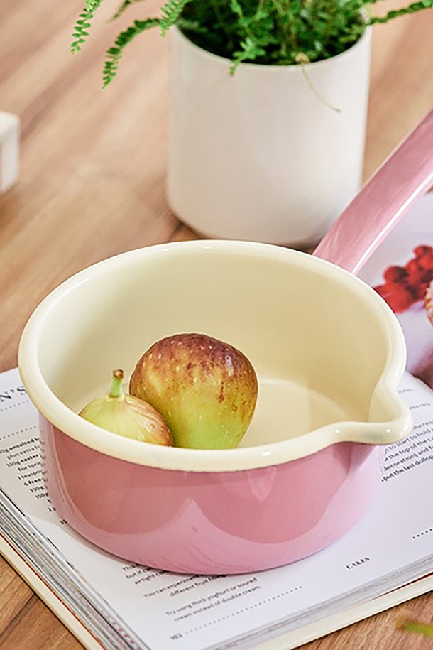 "리스 법랑 밀크 소스 팬" 12cm는 핑크 색상의 주방용품입니다. 법랑과 스틸 소재로 제작되었으며, 일체형 디자인과 이음새 없는 구조로 제작되어 위생적입니다. 가스레인지, 인덕션, 오븐, 식기세척기 사용이 가능하며, UV 차단, 항균, 보온 기능으로 실용성을 높였습니다. 3중 코팅으로 내구성을 강화했으며, 열전도율과 내열성이 우수합니다. 단, 전자레인지 사용은 불가하며, 제품 표면에 기포, 색상 불균일, 테두리 불균형이 있을 수 있습니다.
