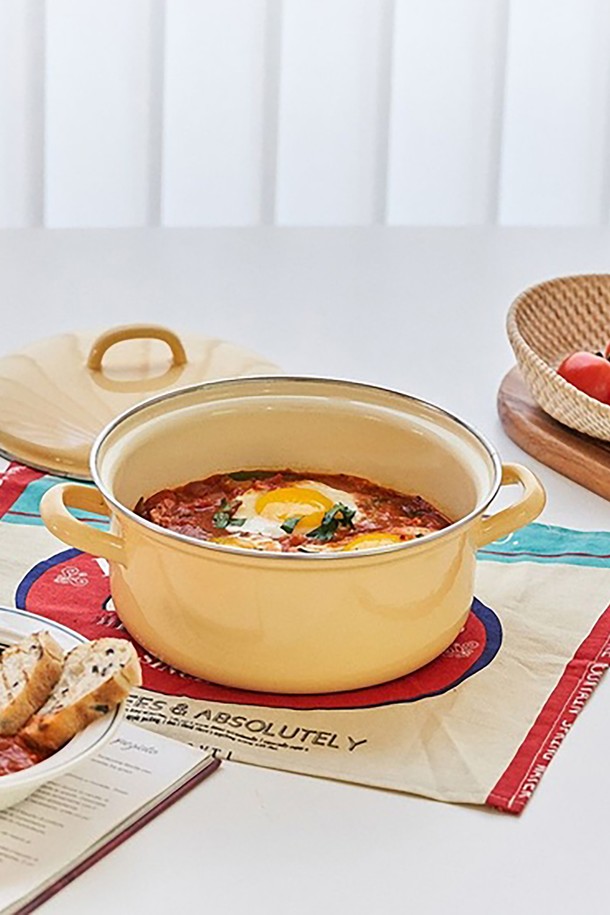 리스 번트 법랑 양수냄비 20cm은 따뜻하고 부드러운 느낌을 주는 베이지 색상의 무지 디자인으로, 주방에 은은한 파스텔톤 포인트를 더합니다. 20cm 크기에 2L 용량으로 다양한 요리에 활용 가능하며, 법랑과 스틸 소재로 제작되어 뛰어난 열전도율과 보온성을 자랑합니다. 3중 코팅과 위생적인 설계, 일체형 손잡이로 편의성을 높였으며, 바닥 블랙 코팅으로 내구성을 강화했습니다. 가스레인지, 인덕션, 오븐에서 사용 가능하며, 식기세척기 사용이 가능하여 간편하게 관리할 수 있습니다.
