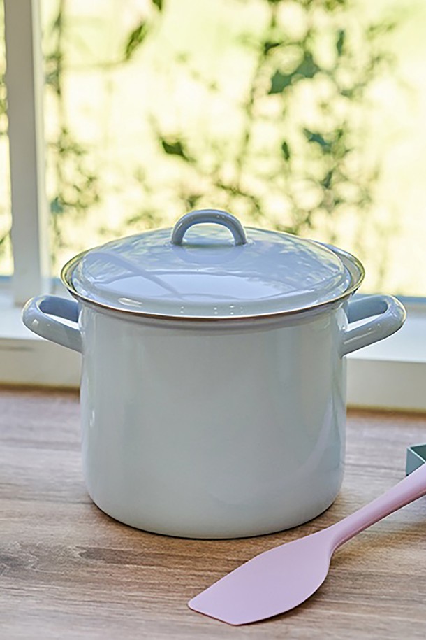 리스(Riess) 번트 법랑 양수냄비(H) 18cm는 파스텔블루 컬러의 3L 용량 양수냄비입니다. 특수철과 법랑 소재로 제작되었으며, 일체형 디자인과 3중 코팅, UV 보호, 항균 표면 처리가 되어 위생적입니다. 18cm 사이즈로 가스레인지, 인덕션, 오븐, 식기세척기에서 사용 가능하며, 높은 열전도율과 강한 내열성, 보온성을 자랑합니다. 냄비 바닥면은 검은색으로 처리되었으며, 자연스러운 특성으로 표면 기포, 색상 불균형, 작은 점 등이 있을 수 있습니다.
