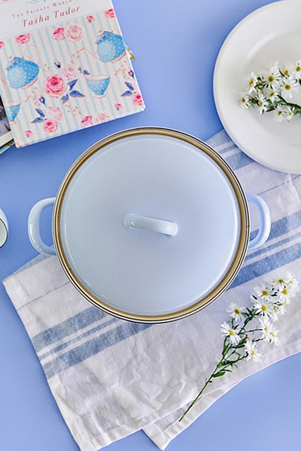 리스(Riess) 번트 법랑 양수냄비(H) 18cm는 파스텔블루 컬러의 3L 용량 양수냄비입니다. 특수철과 법랑 소재로 제작되었으며, 일체형 디자인과 3중 코팅, UV 보호, 항균 표면 처리가 되어 위생적입니다. 18cm 사이즈로 가스레인지, 인덕션, 오븐, 식기세척기에서 사용 가능하며, 높은 열전도율과 강한 내열성, 보온성을 자랑합니다. 냄비 바닥면은 검은색으로 처리되었으며, 자연스러운 특성으로 표면 기포, 색상 불균형, 작은 점 등이 있을 수 있습니다.
