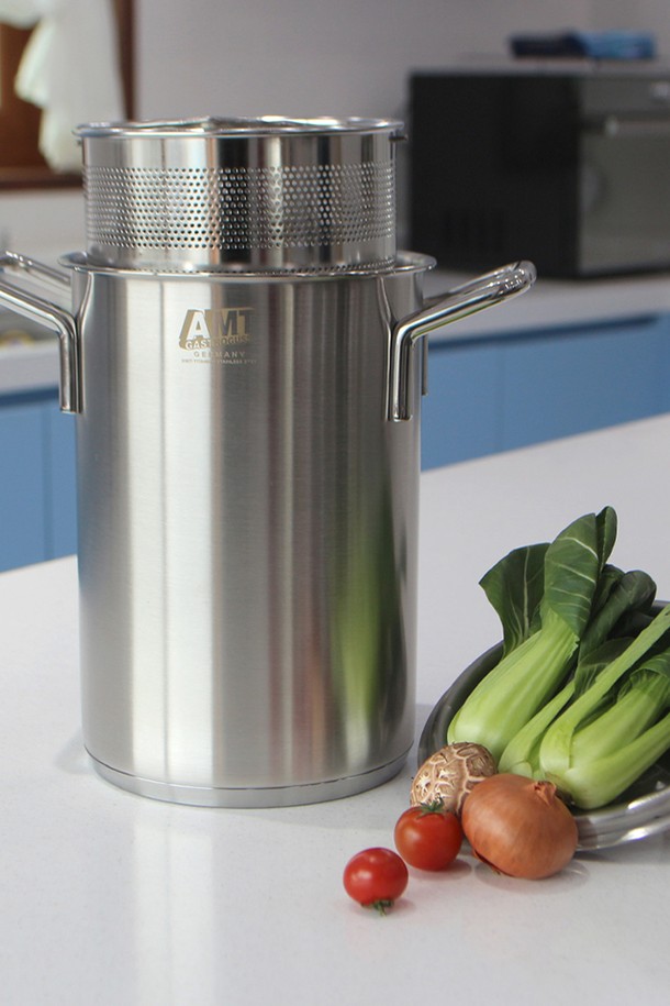 AMT 316Ti 통5중 샤프 파스타팟 16cm은 의료용 티타늄 등급의 316Ti 티타늄 스테인리스 스틸과 304 스테인리스 스틸을 사용하여 제작된 조리용 파스타팟입니다. 통5중 구조로 제작되어 열전도율이 뛰어나고, 스팟 용접 손잡이와 내부 계량 눈금을 갖추어 사용 편의성을 높였습니다. 뚜껑, 거름망, 본체로 구성되어 있으며, 가스, 핫플레이트, 일렉트로닉, 인덕션, 할로겐 등 다양한 열원에서 사용 가능합니다. 베이퍼 실 효과를 통한 무수분 및 저수분 조리가 가능하며, 식기세척기 사용이 가능하여 편리합니다. 내구성과 내식성이 강화되어 오래 사용할 수 있습니다.
