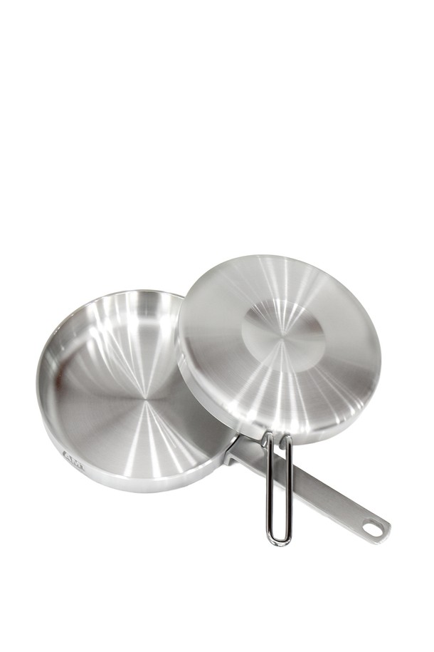 AMT 316Ti 프로 와이드팬 22cm은 티타늄 스테인리스스틸 소재로 제작되어 내구성이 뛰어나고 부식에 강합니다. 5중 레이어 구조로 열전도율이 뛰어나 요리 시 열 효율을 높여주며, 스팀 순환 시스템으로 촉촉하고 맛있는 요리를 완성합니다. 22cm 와이드 팬으로 다양한 요리에 활용 가능하며, 인덕션을 포함한 모든 열원에서 사용 가능합니다. 식기세척기 사용이 가능하며, 측정 눈금 표시와 인체공학적 손잡이로 편리하게 사용할 수 있습니다. 본체와 뚜껑으로 구성되어 있어 다양한 조리 환경에 적합합니다.
