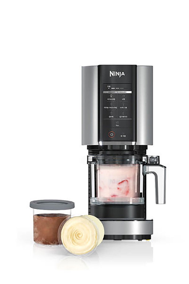 SharkNinja 닌자 크리미 아이스크림 메이커 NC300KR은 470ml 용량으로, 아이스크림, 저지방 아이스크림, 샤베트, 스무디볼, 젤라또, 밀크쉐이크 등 다양한 디저트를 간편하게 만들 수 있습니다. 800W 소비전력과 2가지 색상(실버, 블랙)으로 출시되었으며, 터치스크린 조작 방식으로 편리하게 사용할 수 있습니다. 본체, 외부 보울, 파인트 컵 3개 등 풍부한 구성품과 7가지 원터치 프로그램, 분리형 구조, 커스터마이징 가능한 레시피 기능을 통해 나만의 디저트를 완성해 보세요.
