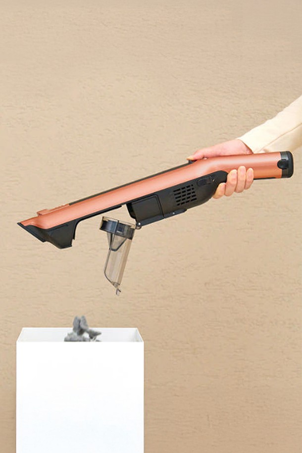 샤크 무선청소기 ADV CS601은 흡입력 자동 제어, 원터치 분리 기능, 자동 먼지 비움, 머리카락 엉킴 방지 기능을 갖춘 제품입니다. 2kg의 가벼운 무게와 세련된 디자인으로 가정용, 다목적 청소는 물론 침구류와 틈새 청소에도 용이합니다. 최대 50분(에코 모드, 무선 스틱 기준) 사용 가능하며, 2021 굿 디자인 어워드를 수상한 제품입니다.
