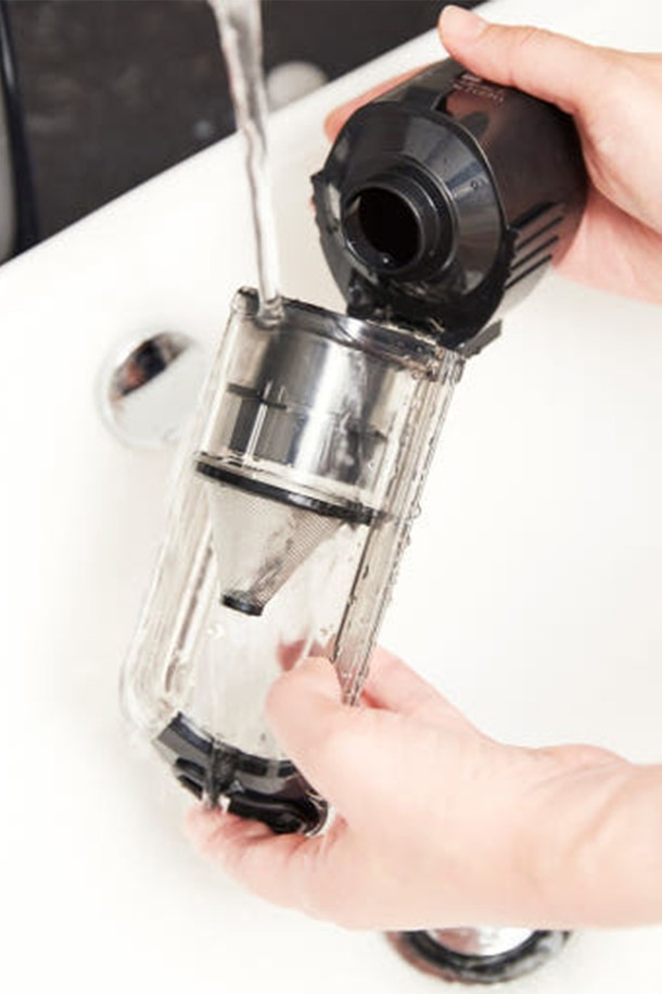 샤크 무선청소기 ADV CS601은 흡입력 자동 제어, 원터치 분리 기능, 자동 먼지 비움, 머리카락 엉킴 방지 기능을 갖춘 제품입니다. 2kg의 가벼운 무게와 세련된 디자인으로 가정용, 다목적 청소는 물론 침구류와 틈새 청소에도 용이합니다. 최대 50분(에코 모드, 무선 스틱 기준) 사용 가능하며, 2021 굿 디자인 어워드를 수상한 제품입니다.
