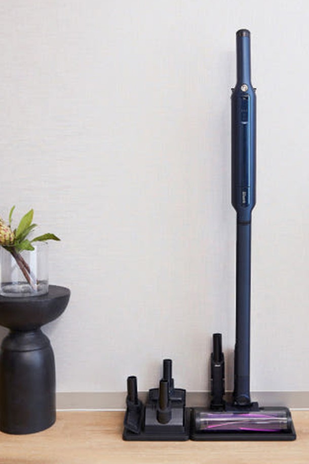 [SharkNinja] 샤크 무선청소기 ADV CS601은 미드나잇블루, 그레이블루, 쿠퍼다크블루, 쿠데애쉬브라운, 모닝그레이 등 세련된 색상으로 출시되었으며, 1057 x 476 x 205mm 크기에 2.0kg의 가벼운 무게로 설계되었습니다. 하이브리드 파워클린 헤드, 머리카락 엉킴 방지 기술, 원터치 분리 시스템, 360도 회전 헤드 등의 특징으로 일반 바닥재, 카페트, 침구류, 틈새 등 다양한 공간을 편리하게 청소할 수 있습니다. 리튬 이온 배터리를 사용하여 최대 50분(에코 모드, 핸디)까지 사용 가능하며, 구성품으로는 미니모터헤드, 틈새용 노즐, 멀티 노즐 등이 제공됩니다.
