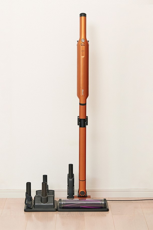 샤크 무선청소기 ADV CS601은 흡입력 자동 제어, 원터치 분리 기능, 자동 먼지 비움, 머리카락 엉킴 방지 기능을 갖춘 제품입니다. 2kg의 가벼운 무게와 세련된 디자인으로 가정용, 다목적 청소는 물론 침구류와 틈새 청소에도 용이합니다. 최대 50분(에코 모드, 무선 스틱 기준) 사용 가능하며, 2021 굿 디자인 어워드를 수상한 제품입니다.
