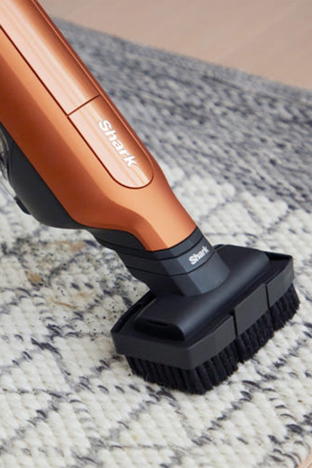 [SharkNinja] 샤크 무선청소기 ADV CS601은 미드나잇블루, 그레이블루, 쿠퍼다크블루, 쿠데애쉬브라운, 모닝그레이 등 세련된 색상으로 출시되었으며, 1057 x 476 x 205mm 크기에 2.0kg의 가벼운 무게로 설계되었습니다. 하이브리드 파워클린 헤드, 머리카락 엉킴 방지 기술, 원터치 분리 시스템, 360도 회전 헤드 등의 특징으로 일반 바닥재, 카페트, 침구류, 틈새 등 다양한 공간을 편리하게 청소할 수 있습니다. 리튬 이온 배터리를 사용하여 최대 50분(에코 모드, 핸디)까지 사용 가능하며, 구성품으로는 미니모터헤드, 틈새용 노즐, 멀티 노즐 등이 제공됩니다.
